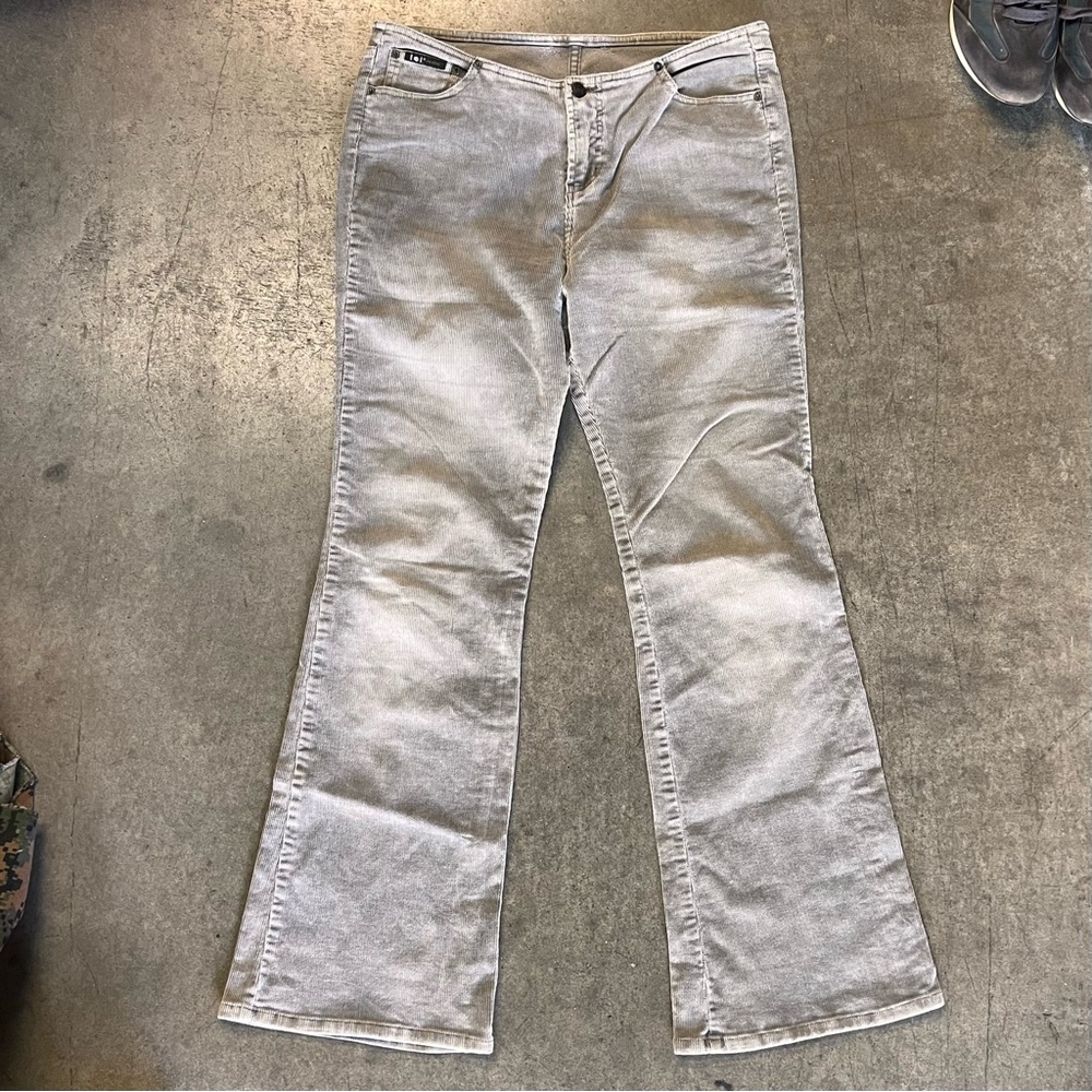 L.E.I. Vintage Corduroy flare pants

No belt hoops